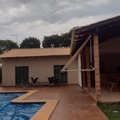 Toldo Pivotante sob medida em Goiânia - Casa branca