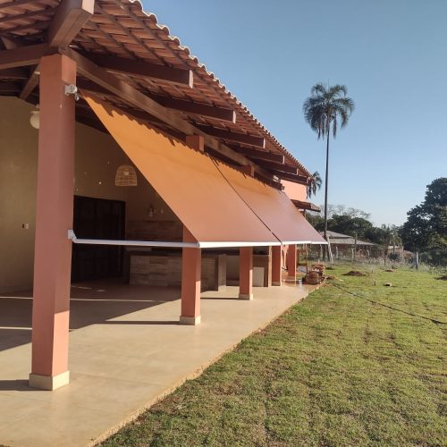 Toldo Pivotante sob medida em Goiânia - Casa branca