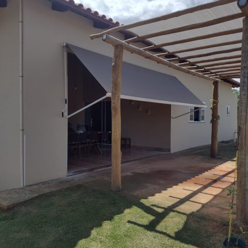 Toldo Pivotante sob medida em Goiânia - Casa branca